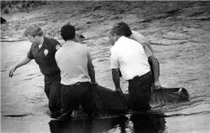 Wendy Coffield's body being pulled out of the Green River, 1982